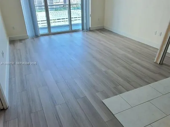 950 Brickell Bay Dr, Miami, FL