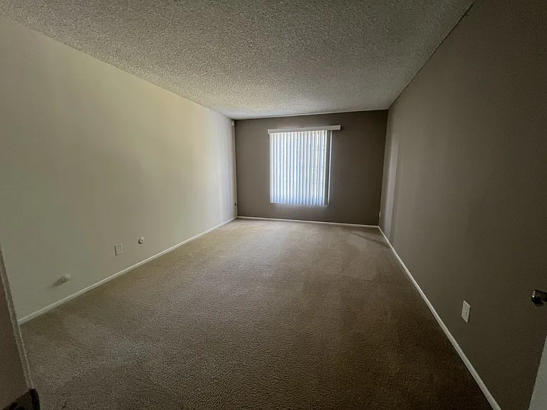 Versailles on the Lake Apartments — Photo 103