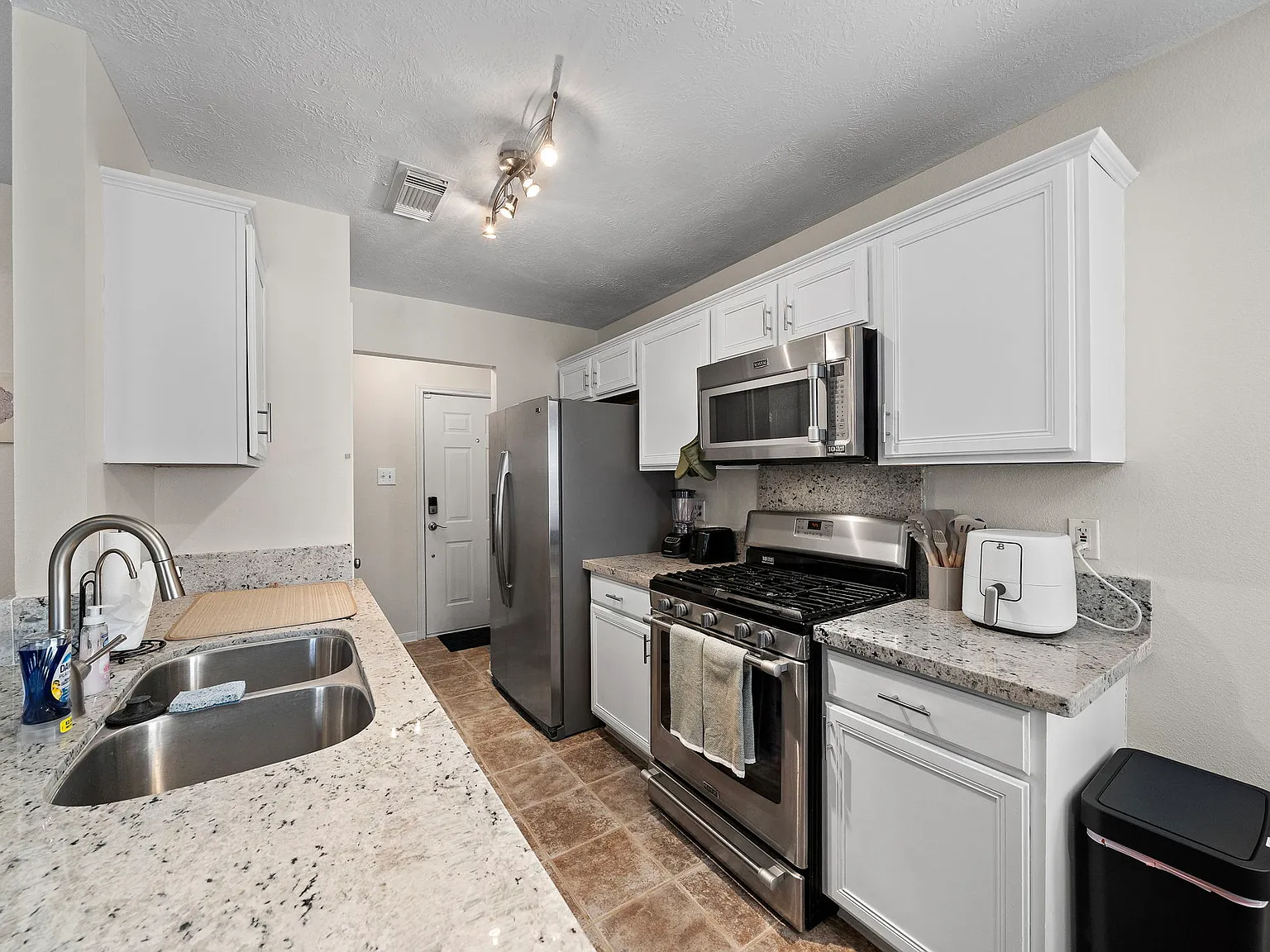3 bed, $7,000 — Photo 3