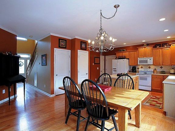 Gourmet Kitchen and Eat-in Area