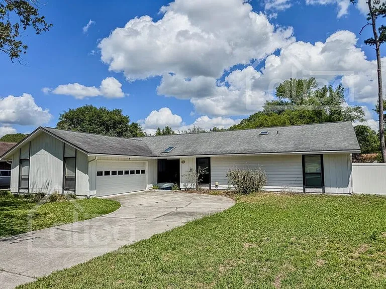 1959 Sussex Dr N — Photo 1