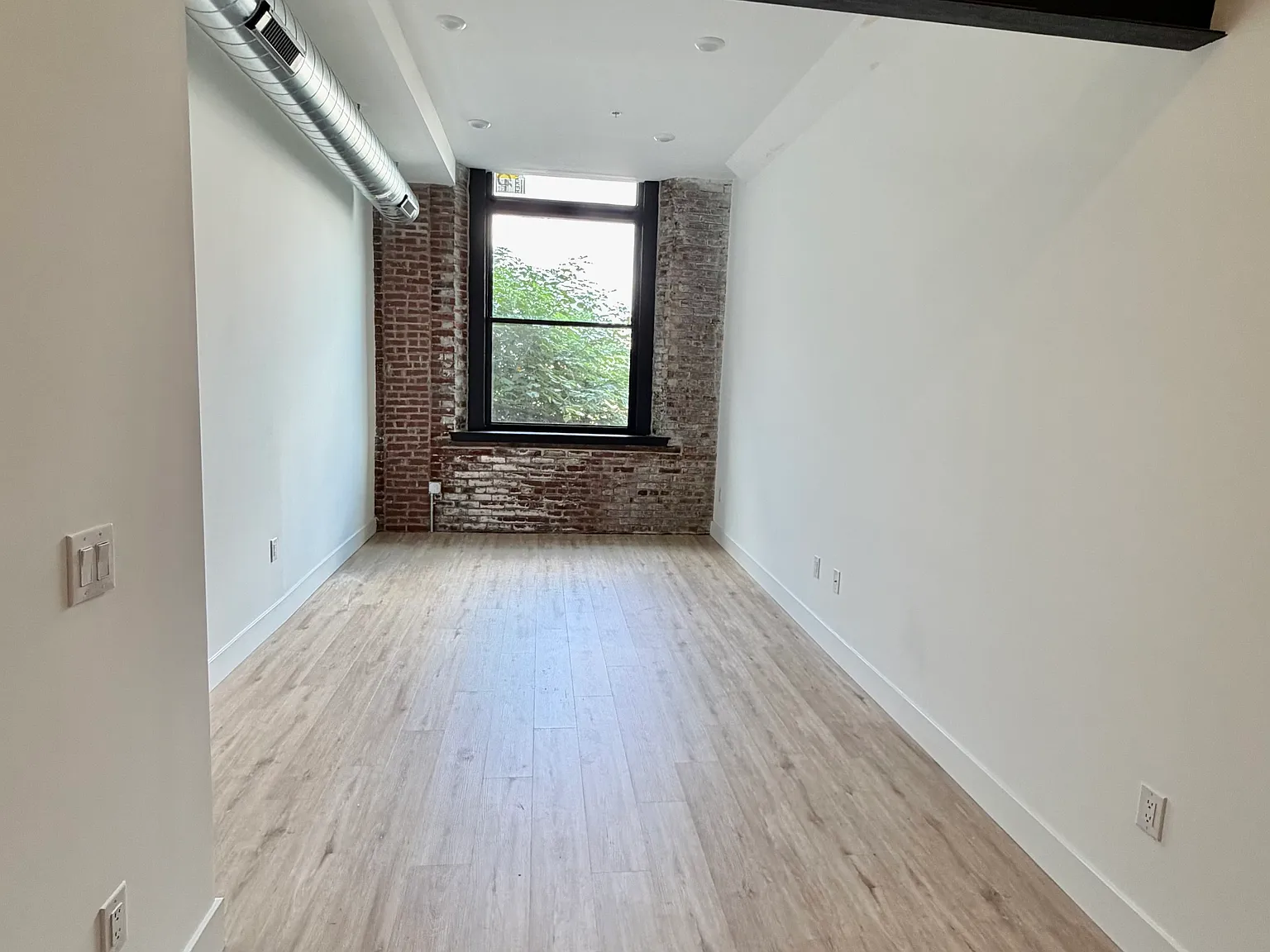 Studio, $900 — Photo 1