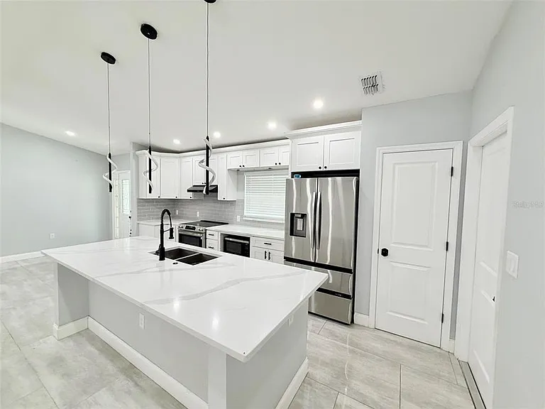 1543 Heather Way — Photo 3