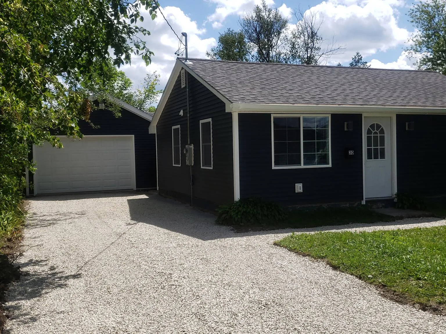 3 bed, 1100 sqft, $2,400 — Photo 1