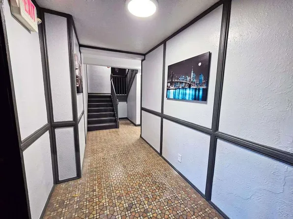 Smartland Colony Apartments | 2809-2949 Van Aken Blvd, Shaker Heights, OH 44120