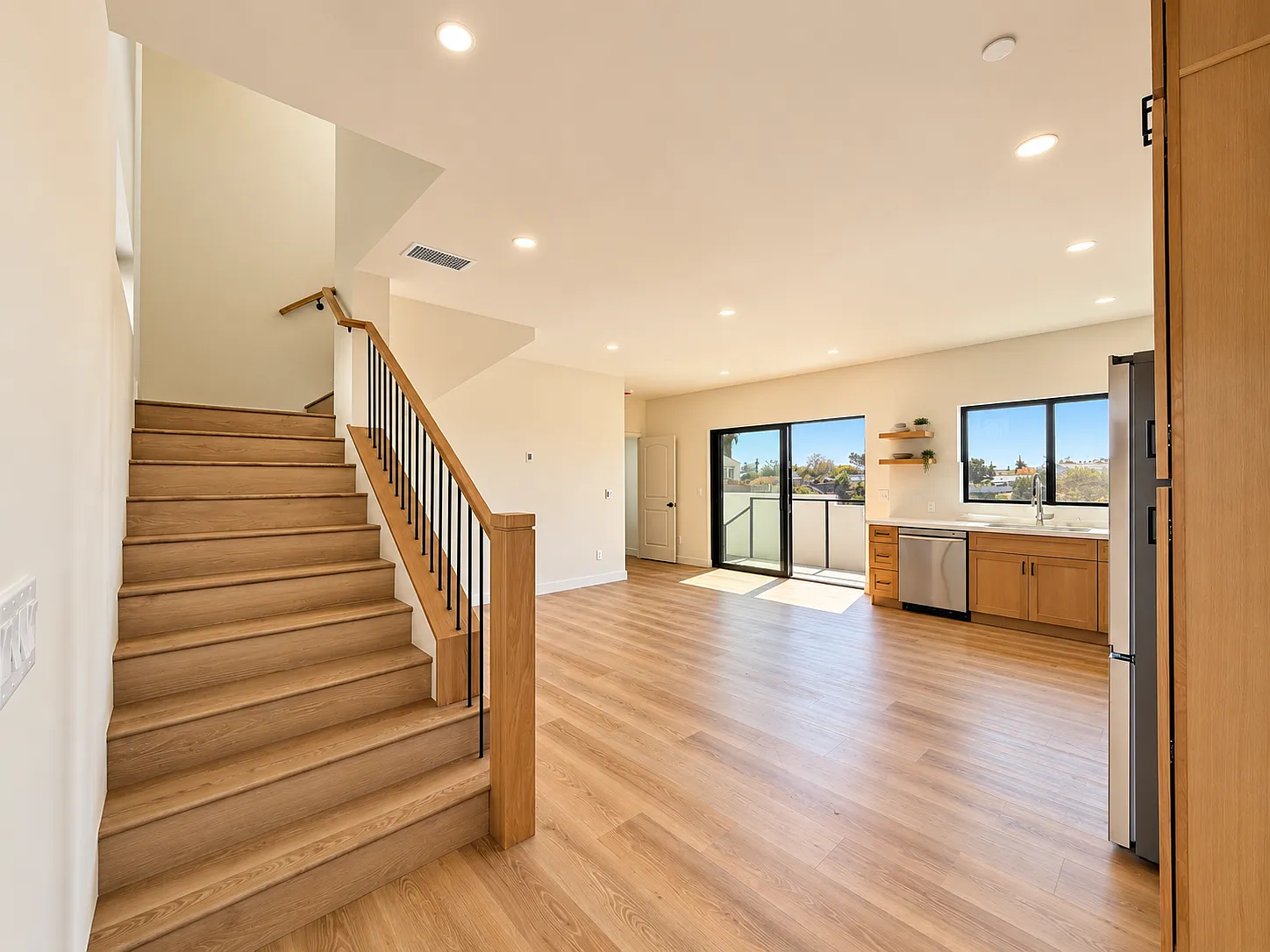 3 bed, 2.5 bath, 1190 sqft, $5,950 — Photo 3