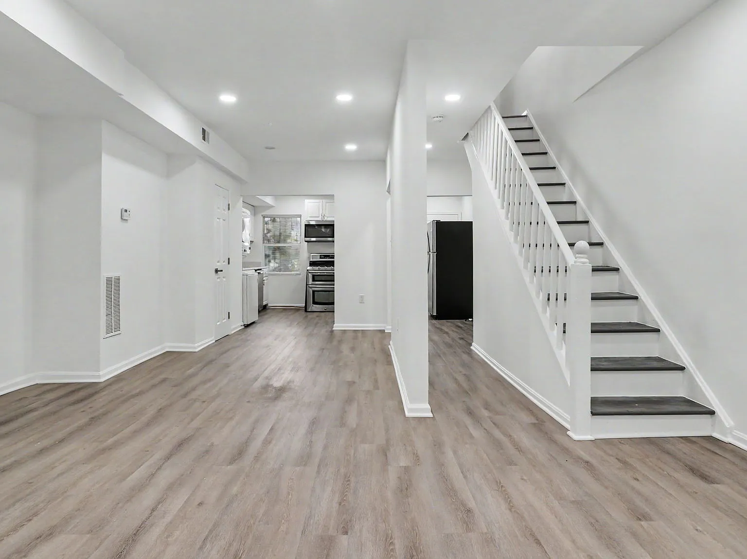 5 bed, 1800 sqft, $5,199 — Photo 2