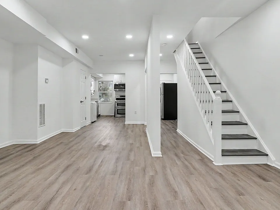 1028 Kenyon St NW