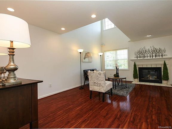 2nd image of 903 Gray Fox Ln