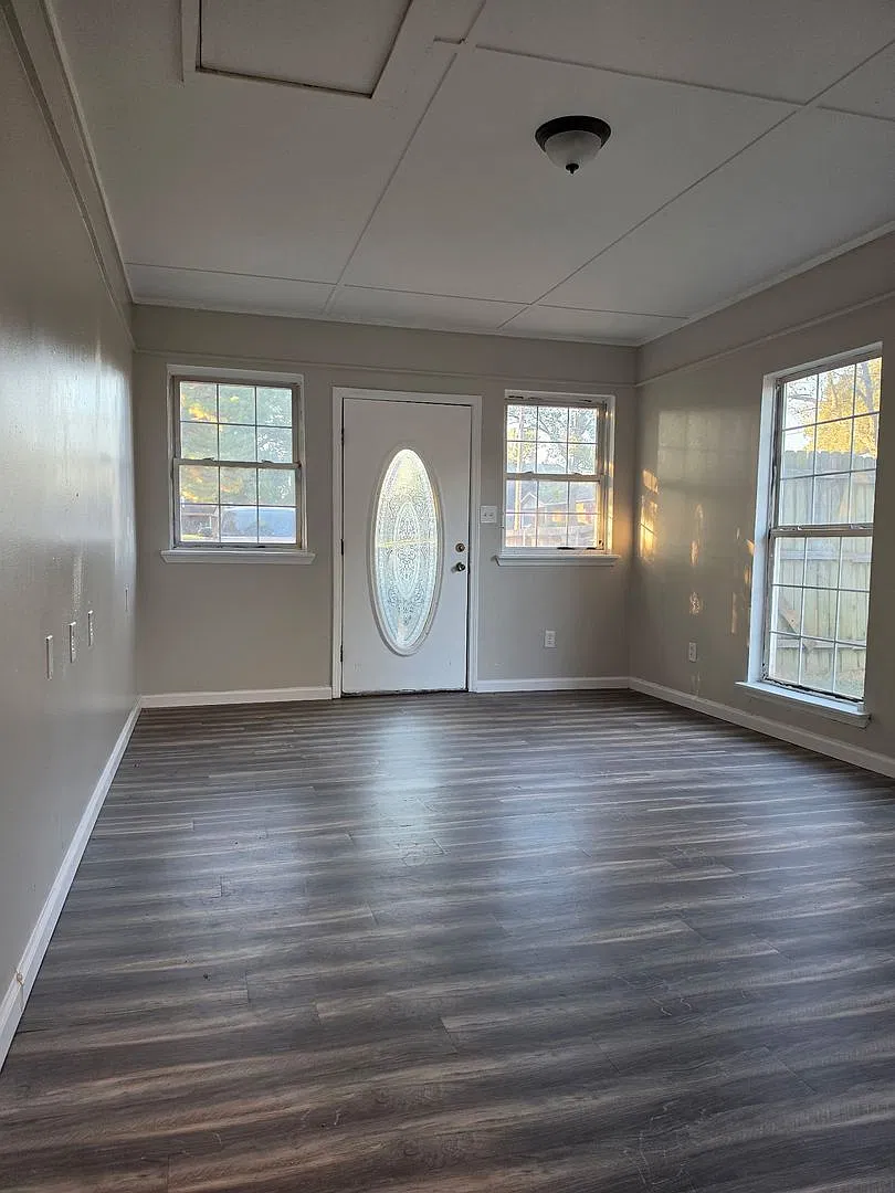 Spacious 3 Bedroom Home — Photo 4