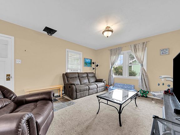 4th image of 806 S 5th Ave
