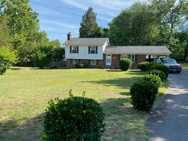 715 Scott Dr — Photo 1