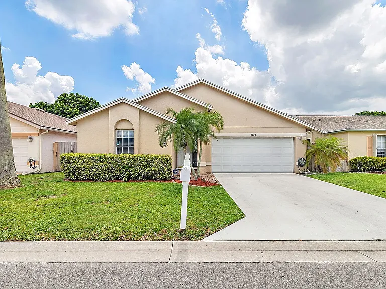 1304 Waterway Cove Dr — Photo 2