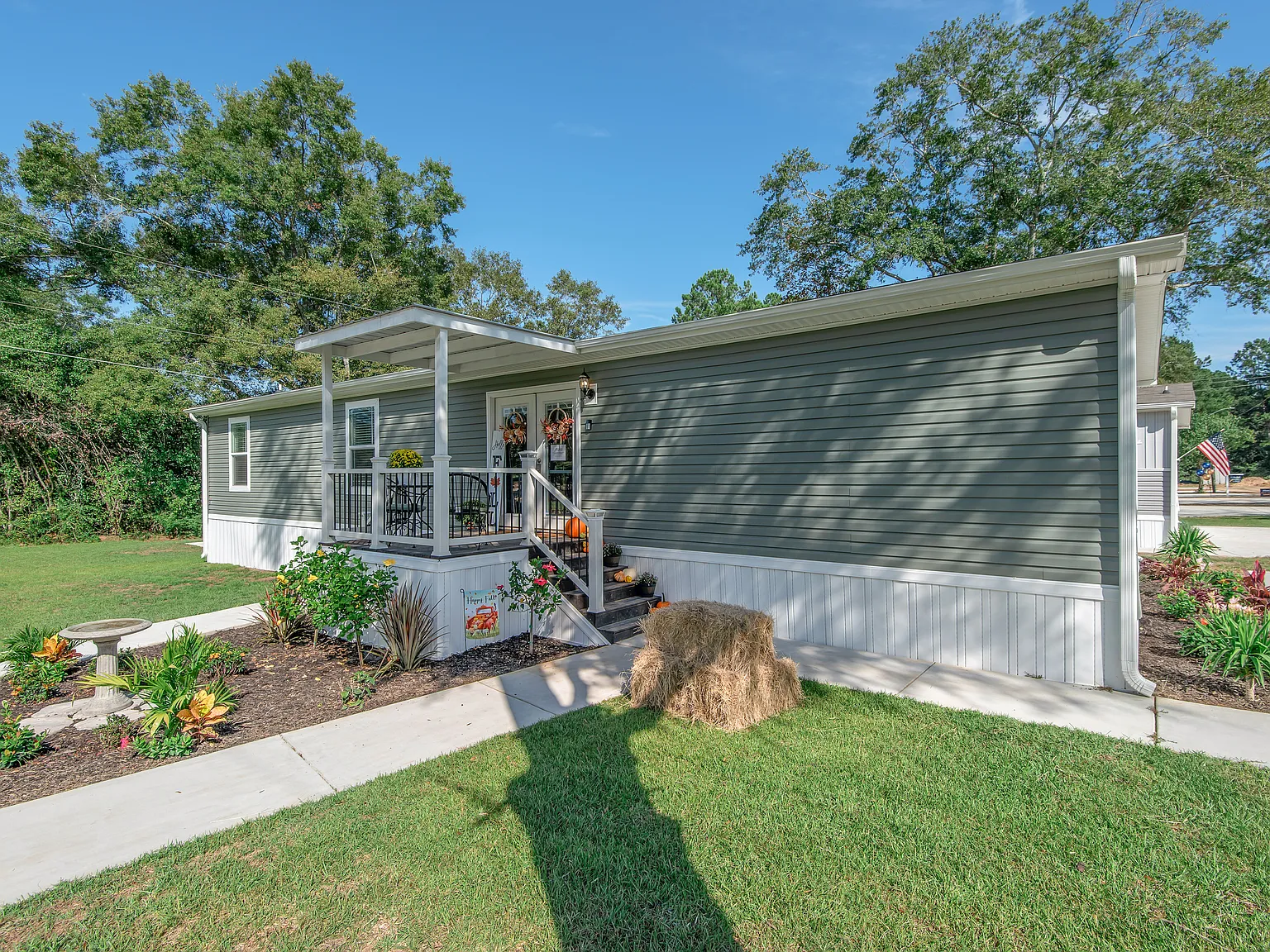 Saddle Creek — Photo 2