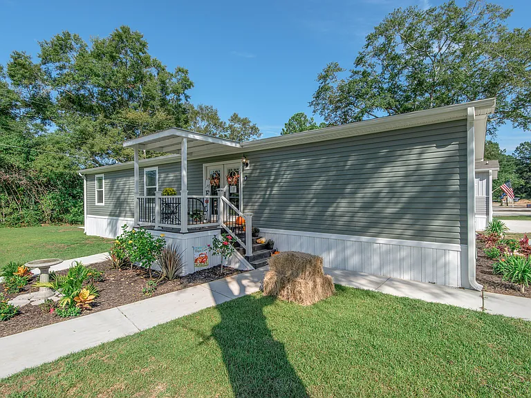 Saddle Creek — Photo 2
