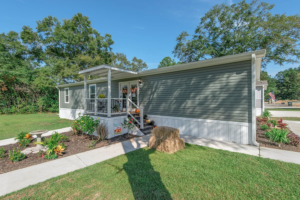 Building Photo - Saddle Creek