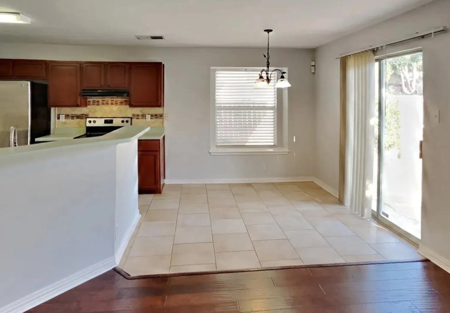 3 bed, 2.5 bath, 1365 sqft, $1,650 — Photo 4