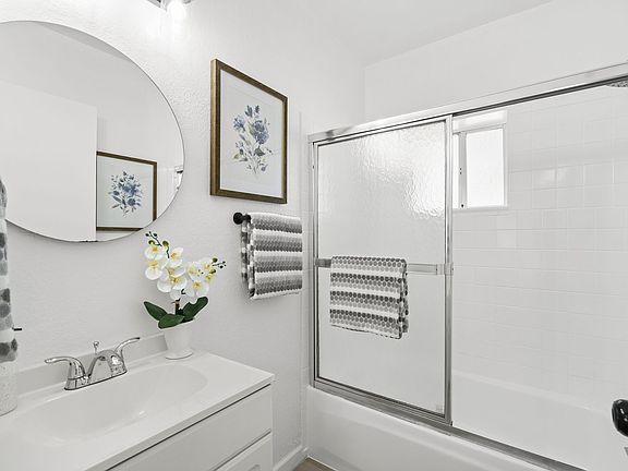5th image of 54 Annie Laurie St #A