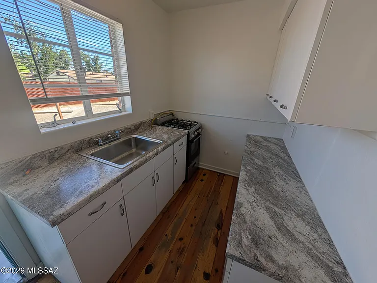 1401 E 10th St #3 — Photo 3