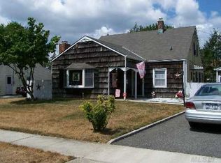 7 Bluejay Ln, Levittown, NY 11756