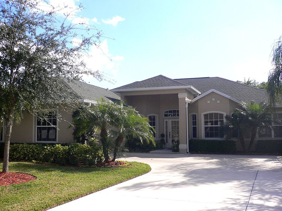 Beautiful open floorplan home located on quiet cul-de-sac.