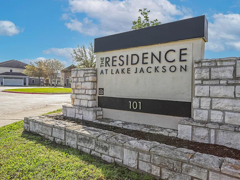 Residence at Lake Jackson — Photo 44