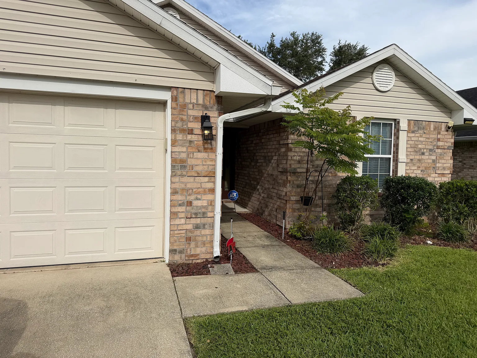 4 bed, 1635 sqft, $2,350 — Photo 2