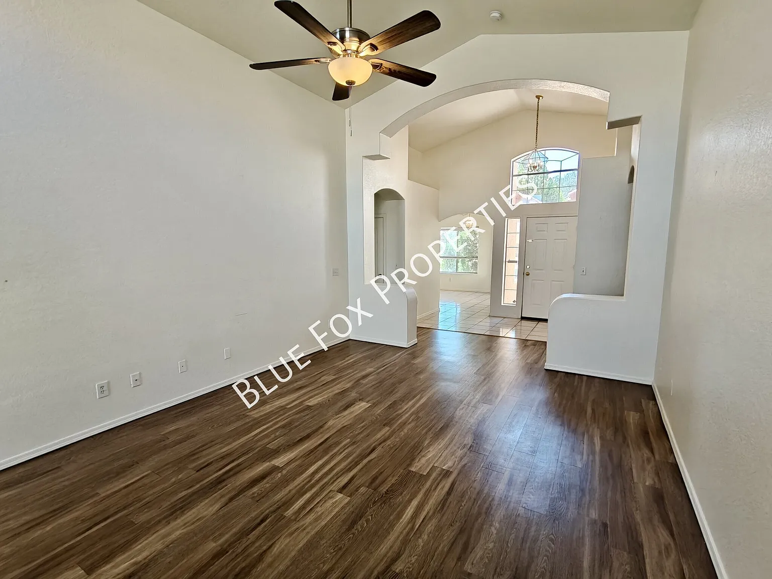 Beautiful 3 Bed - 2 Bath home with Private Pool 6-Month Lease — Photo 4