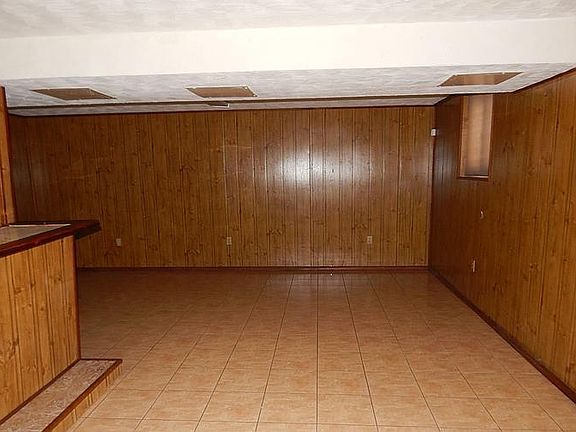 BASEMENT FAMILY ROOM