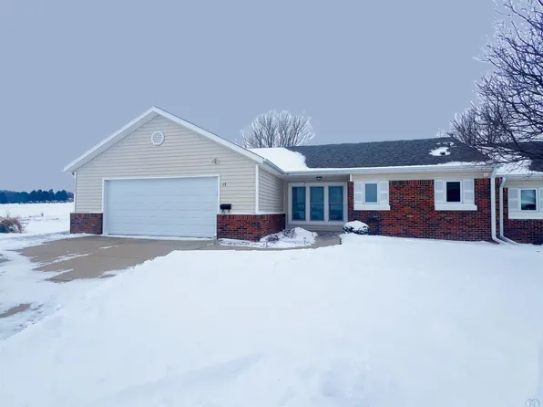 15 Park Village Ct, Le Mars, IA 51031