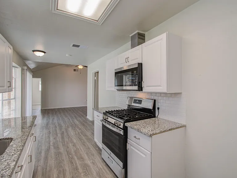 15611 La Casa Ln — Photo 18