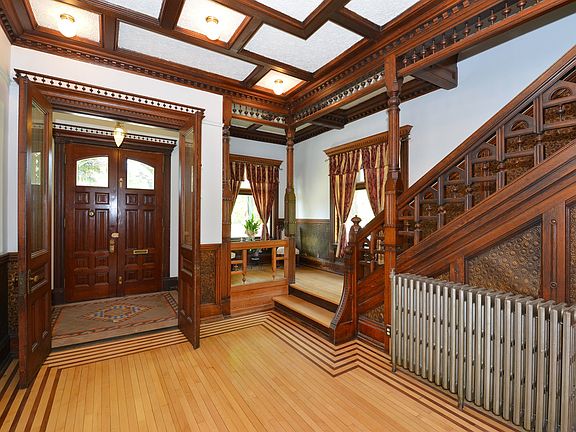 Foyer front door & stairs