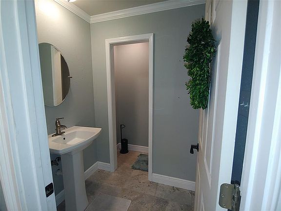 5th image of 210 W Castle Harbour Dr