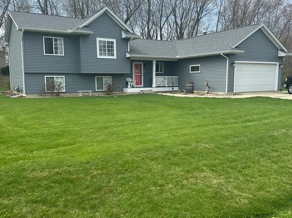 703 E Elm St, Le Roy, IL 61752