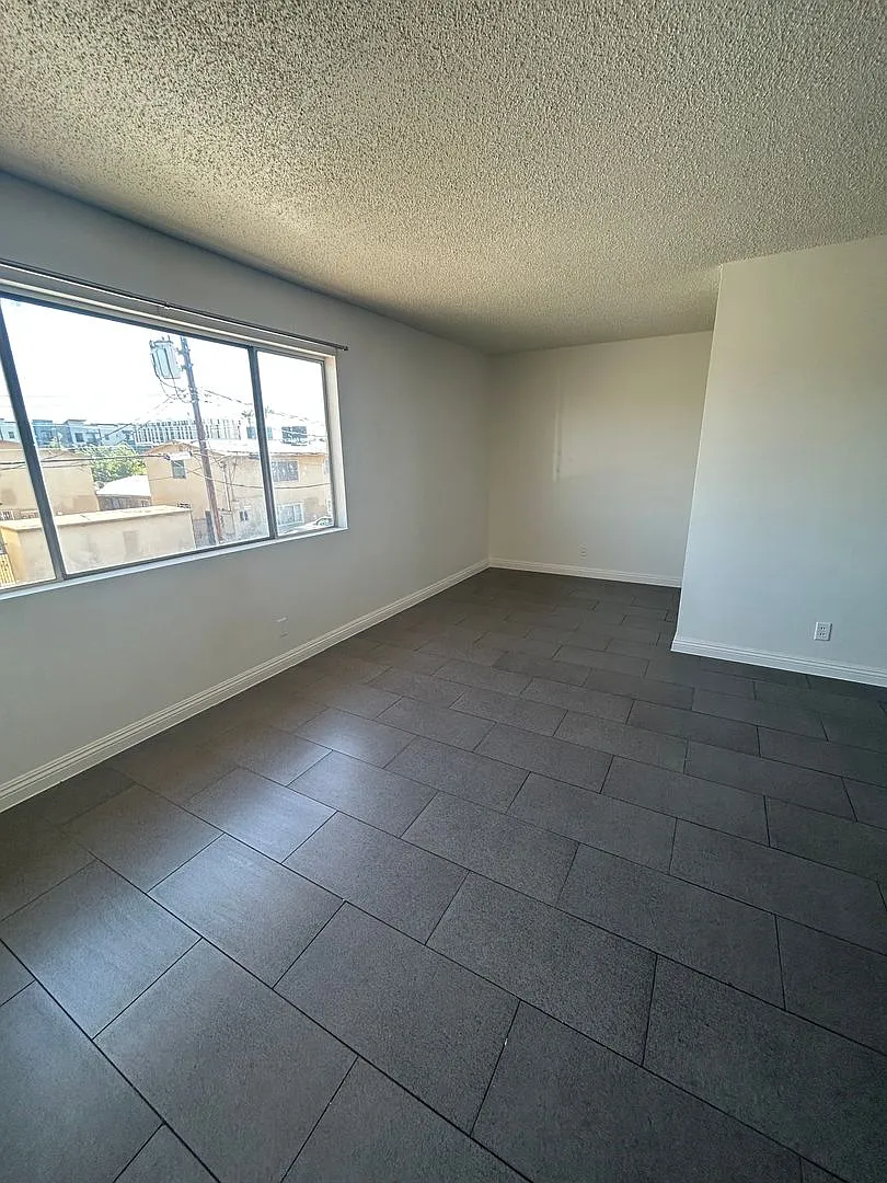 3840 Hazelwood St — Photo 4