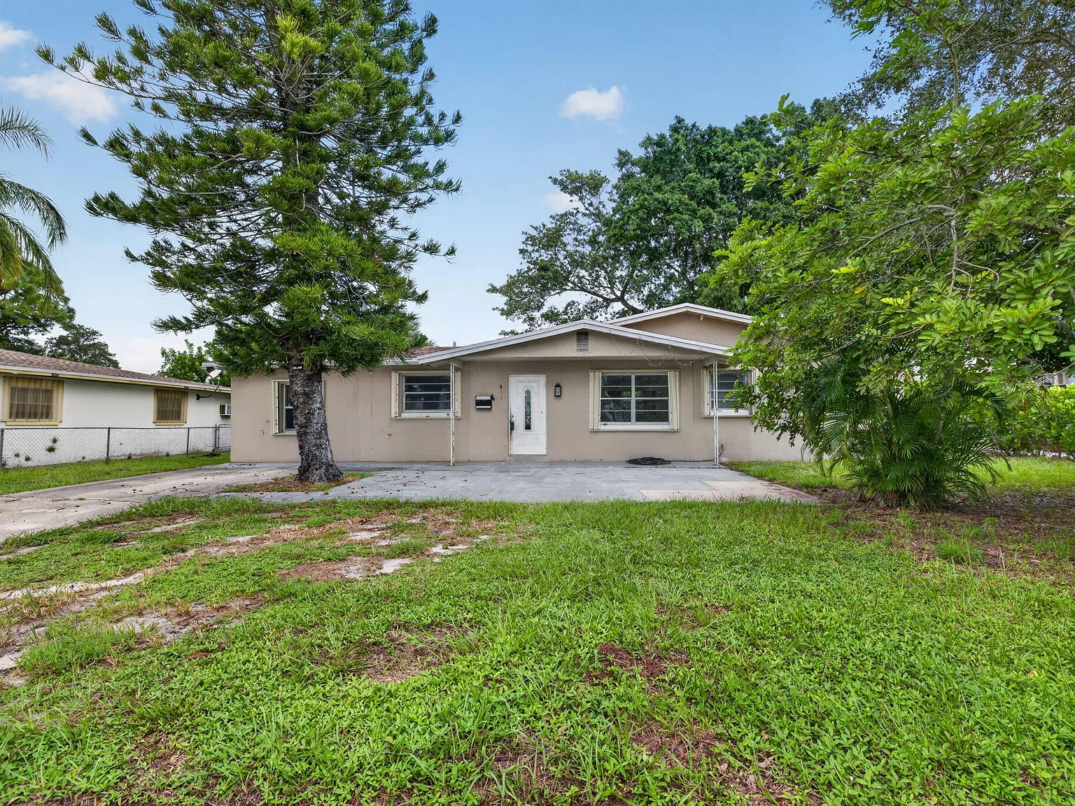 3 bed, 2.0 bath, 1344 sqft, $2,600 — Photo 1