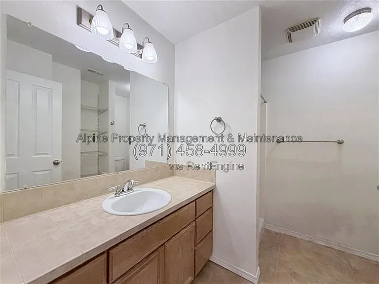 210 NW Connell Ave — Photo 28