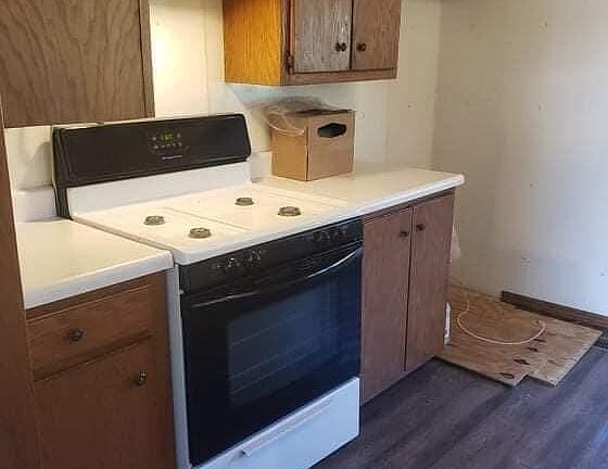 5th image of 697 S Center St