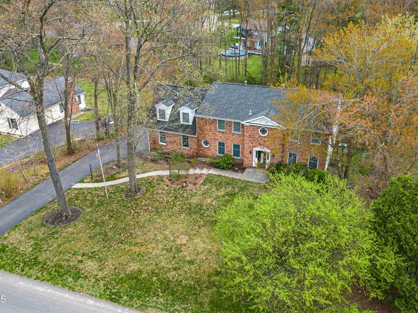 794 Avon Crest Boulevard, Niskayuna, NY 12309