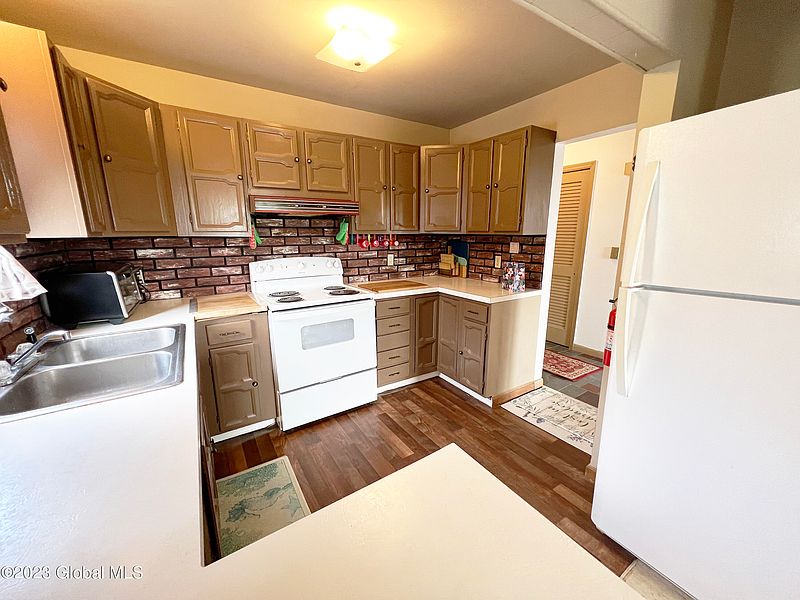 5th image of 1568 Wells Road