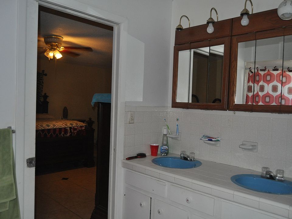 1st image of 820 W 8th St