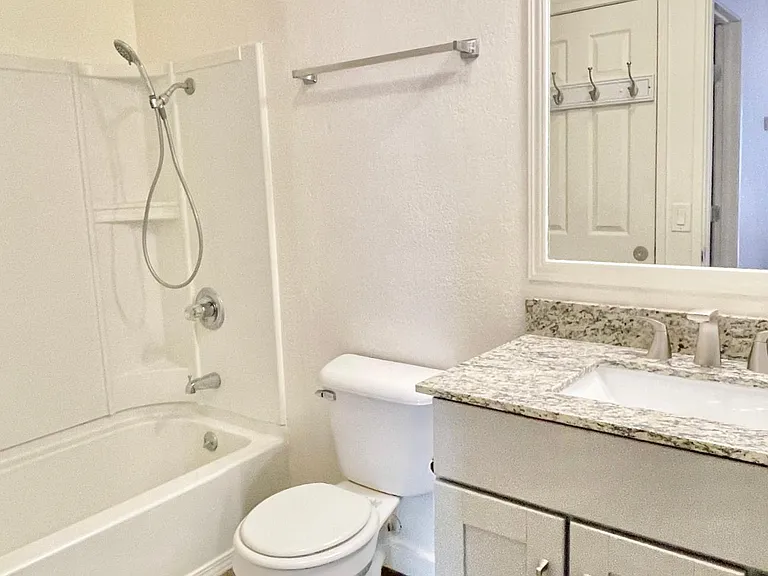 1431 Jasmine Cir — Photo 2