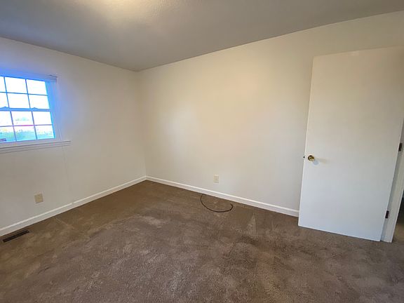 5th image of 123 Greenbriar Ln APT 2