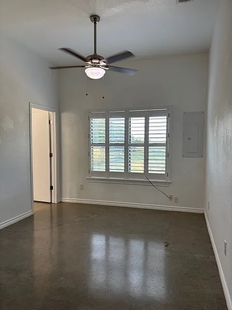 17307 Old TX 81 - C — Photo 2