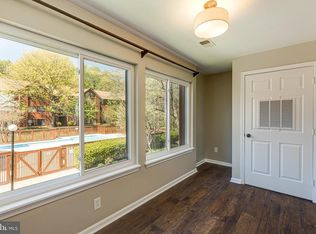 2816 Lee Oaks Pl APT 201, Falls Church, VA 22046