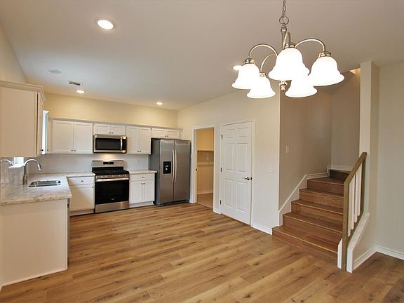 3rd image of 124 Lavaca Circle 1724 Dm #3036