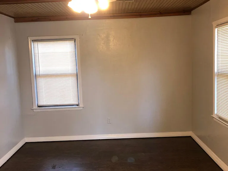 528 E Douglas Dr — Photo 9