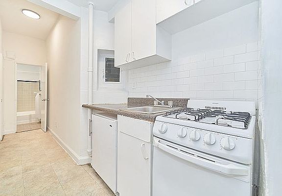 4th image of 353 W 44th St APT 3D