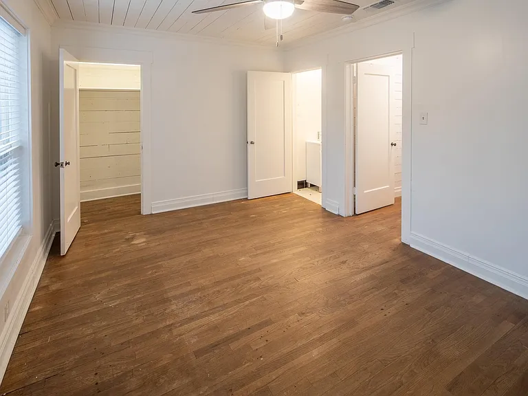 407 E Houston St — Photo 13