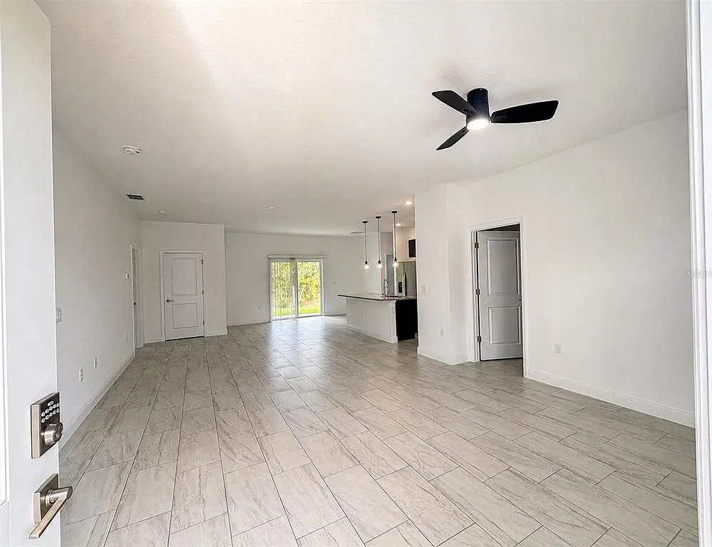 4 bed, 3.0 bath, 1805 sqft, $2,000 — Photo 3